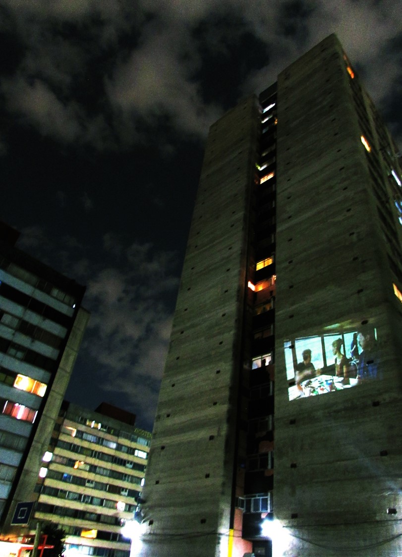 &ldquo;Somos
aunque nos olviden&rdquo; (Proyecci&oacute;n en UH Tlatelolco, CDMX). Home II.