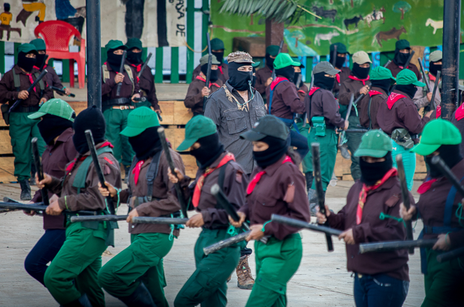 Despliegue de milicianos
como parte de las celebraciones de los 25 años del alzamiento armado. Caracol
en territorio zapatista, Chiapas