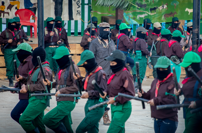Despliegue de milicianos
como parte de las celebraciones de los 25 a&ntilde;os del alzamiento armado. Caracol
en territorio zapatista, Chiapas