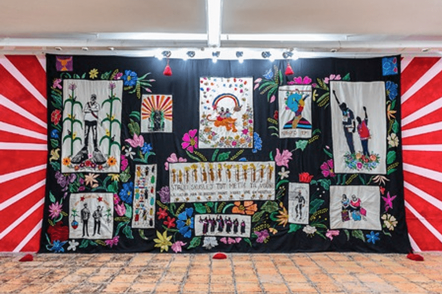 Bordado hecho por el
proyecto Zapantera Negra, expuesto en Casa de las Am&eacute;ricas, La Habana, Cuba